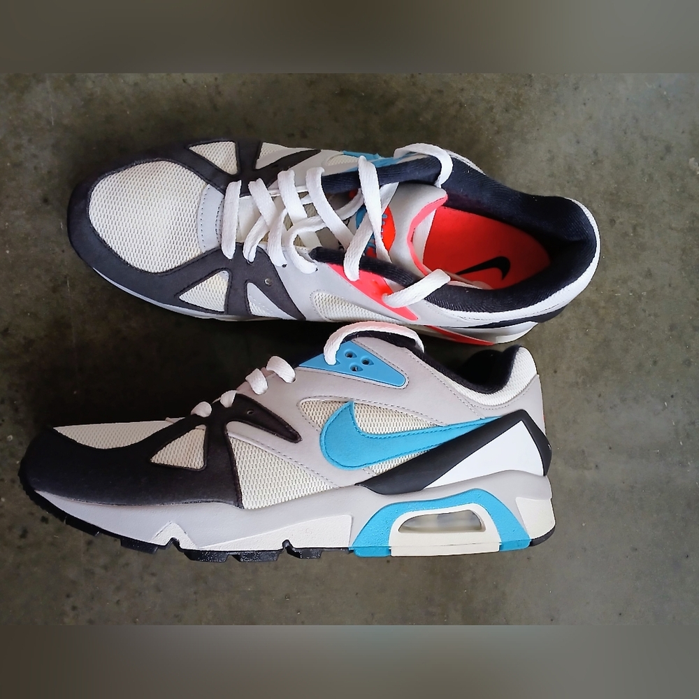 Nike  Air Structure Sneakers  Size 9 Like New.  Multicolors